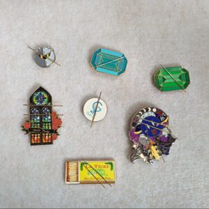 hard enamel and soft enamel  needle minder pins with UV printing and glitter